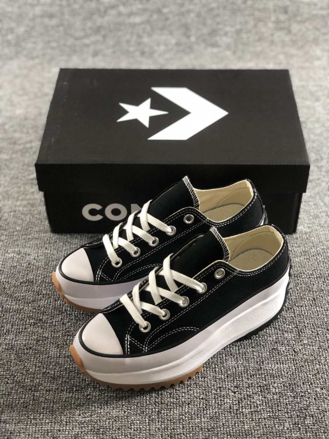 Premièrement : Les baskets Converse Femme se distinguent par leur design iconique et leur esthétique vintage.