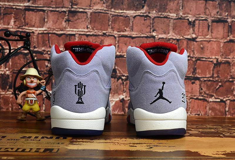 Premièrement, les baskets Air Jordan 5 Femme incarnent un mélange parfait de style audacieux et de performance exceptionnelle.