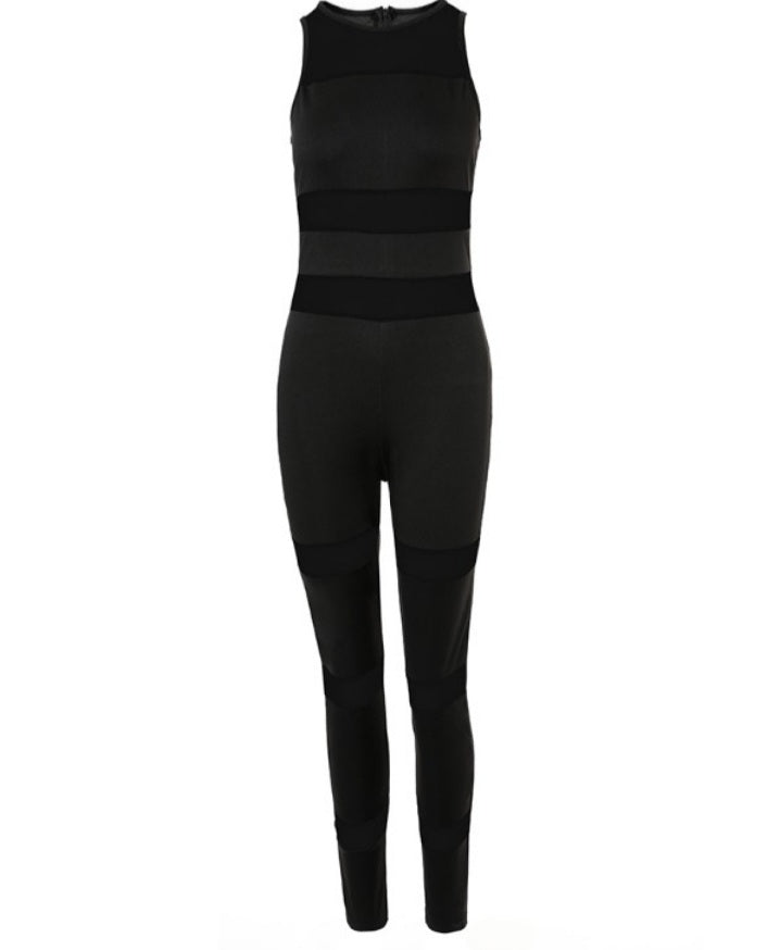 Premièrement : Osez un look audacieux avec cette Combinaison skinny sans manches en maille transparente femme. 