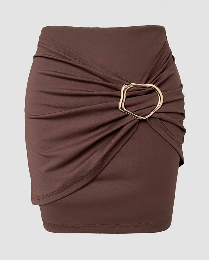 Premièrement : Ce Short froncé décontracté à boutons de couleur unie. 
