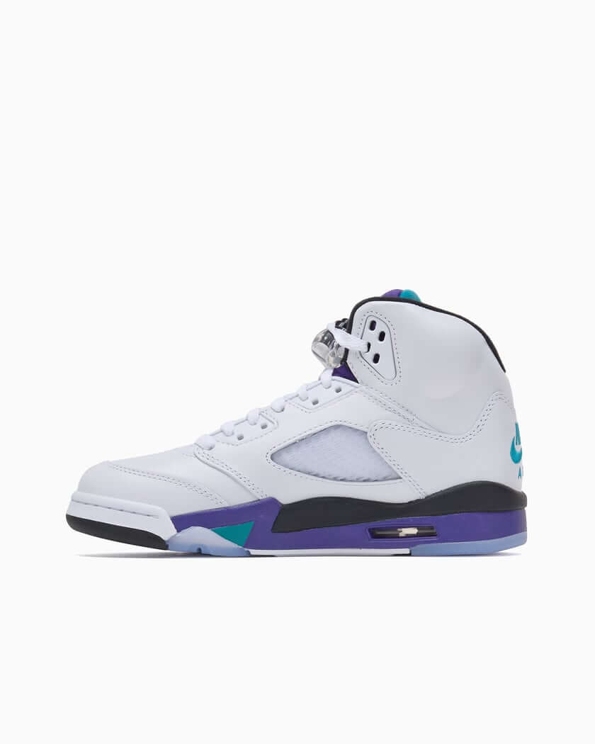 Premièrement, les baskets Air Jordan 5 Femme incarnent un mélange parfait de style audacieux et de performance exceptionnelle.