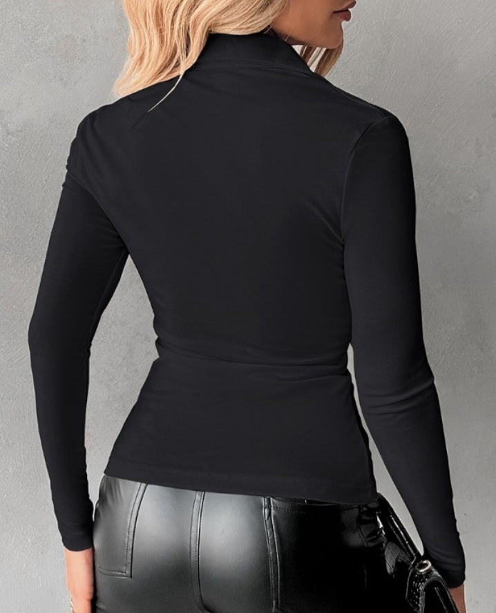 Premièrement : Cette Chemise boutonnée à manches longues et col froncé femme.