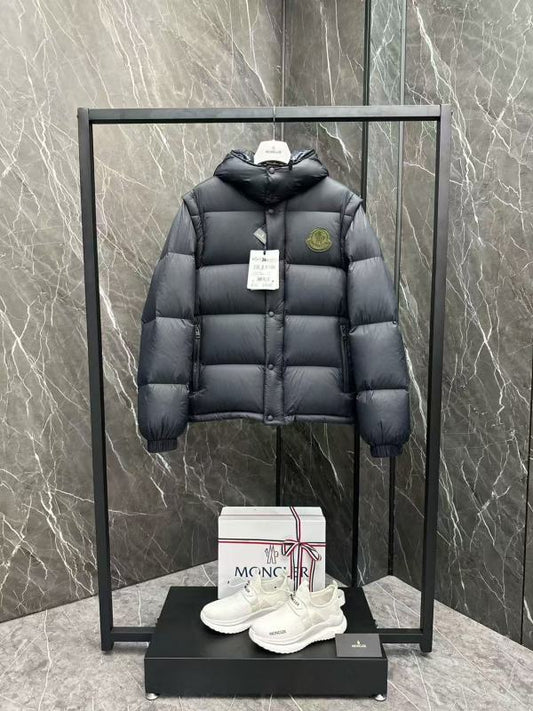 Premièrement : Les doudounes Moncler Femme, ainsi que les manteau Moncler Femme, incarnent un style et un raffinement incomparables.