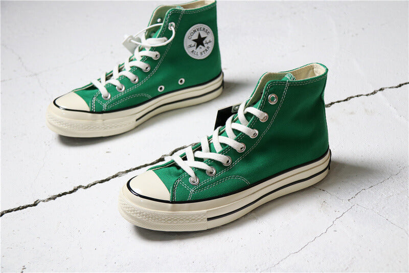 Premièrement : Les baskets Converse Femme se distinguent par leur design iconique et leur esthétique vintage.