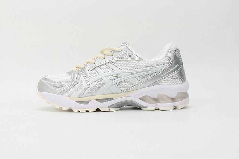 Résultats de l'engagement emblématique de la marque Asics à combiner style et innovation, les sneakers Asics Femme  sont des pièces maîtresses de la mode sportive.