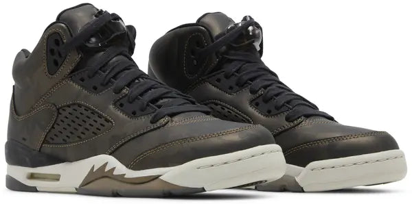 Premièrement, les baskets Air Jordan 5 Femme incarnent un mélange parfait de style audacieux et de performance exceptionnelle.

