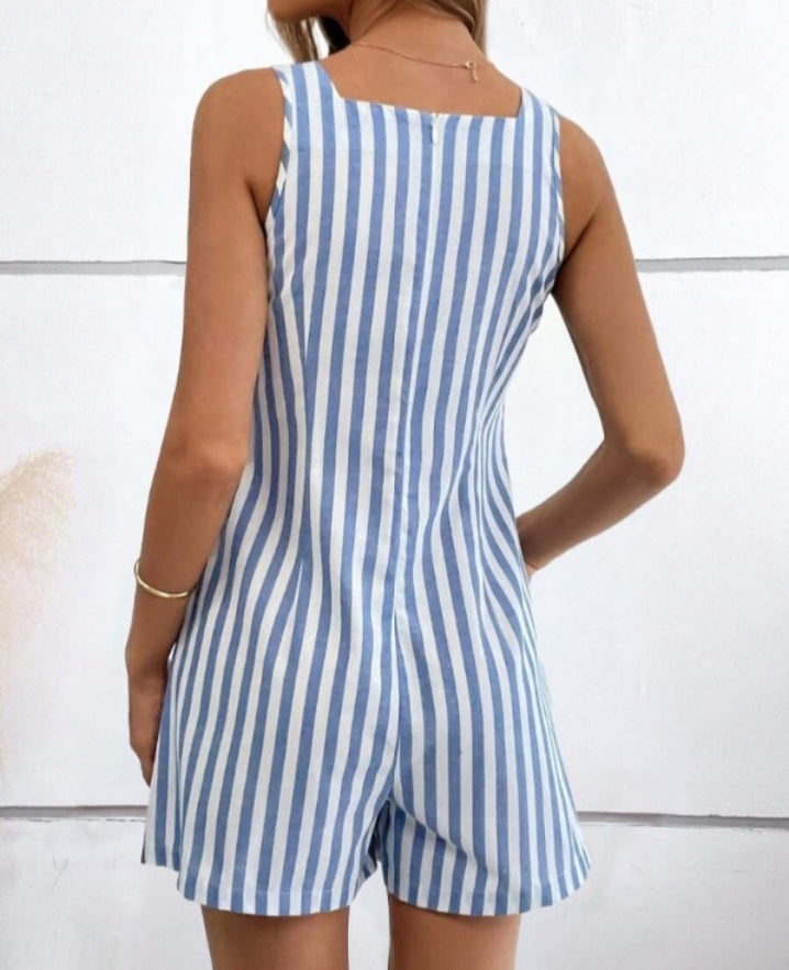 Premièrement : Optez pour un style tendance et confortable avec cette Combinaison sans manches à col en U et imprimé rayé avec poches décontractées et boutons décoratifs femme