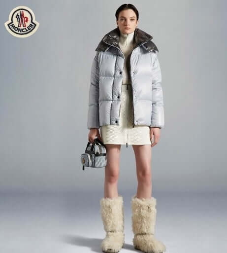 Premièrement : Les doudounes Moncler Femme, ainsi que les manteau Moncler Femme, incarnent un style et un raffinement incomparables.