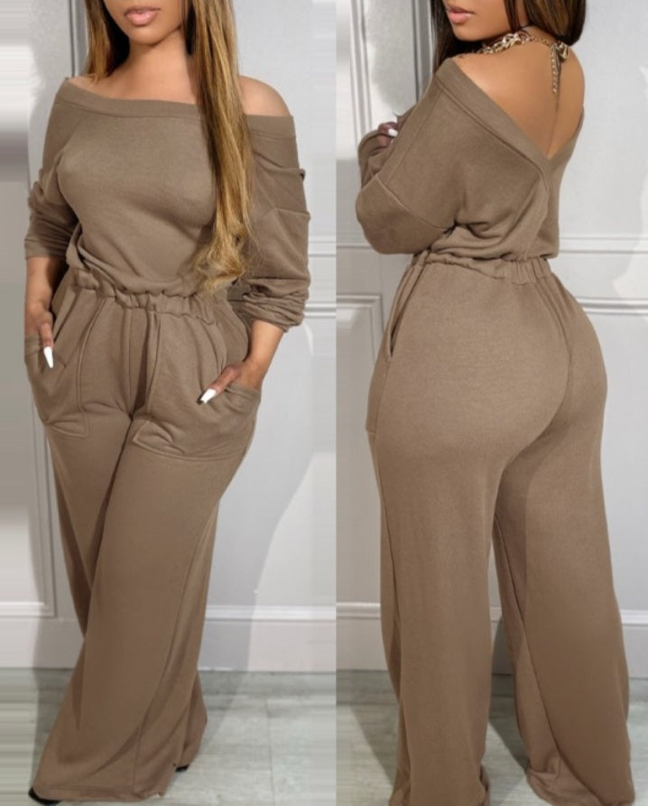 Premièrement : Laissez-vous séduire par le charme de cette Combinaison à épaules dénudées et dos en V avec poches à la taille extensible femme.