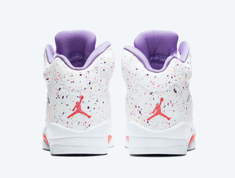 Premièrement, les baskets Air Jordan 5 Femme incarnent un mélange parfait de style audacieux et de performance exceptionnelle.