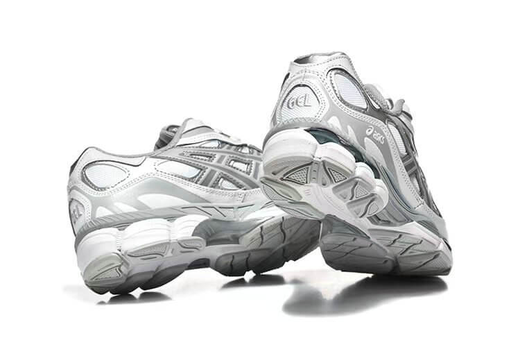 Premièrement :Les baskets Asics  offrent une combinaison parfaite de style et de performance.