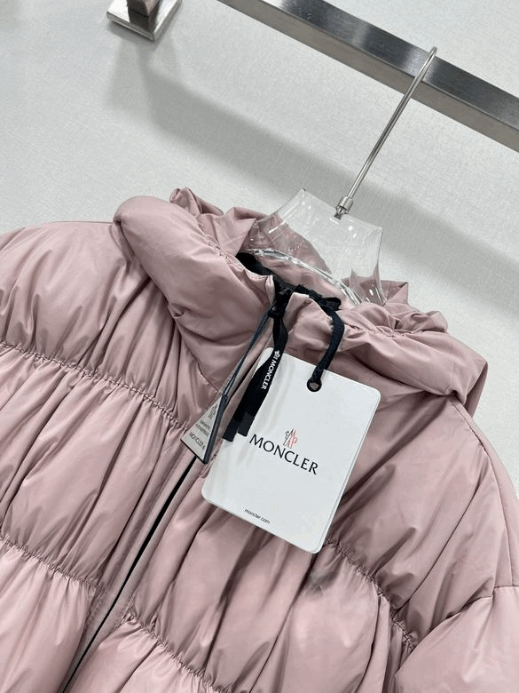 Premièrement : Les doudounes Moncler Femme, ainsi que les manteau Moncler Femme, incarnent un style et un raffinement incomparables.