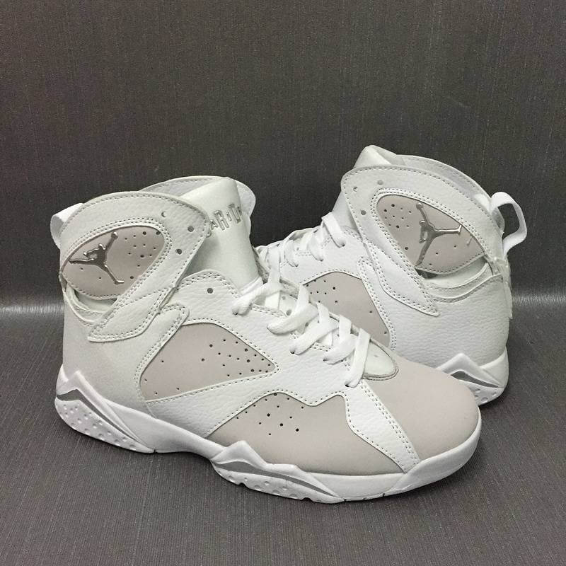 Premièrement, les baskets Air Jordan 7 Femme se distinguent par leur design iconique et leur confort exceptionnel.