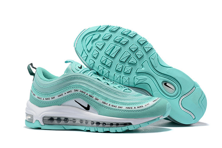 Premièrement, les baskets Nike Air Max 97 Femme incarnent un design emblématique et audacieux.

Inspirées des lignes fluides des trains à grande vitesse japonais.