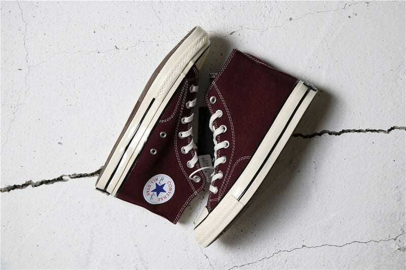 Premièrement : Les baskets Converse Femme se distinguent par leur design iconique et leur esthétique vintage.
