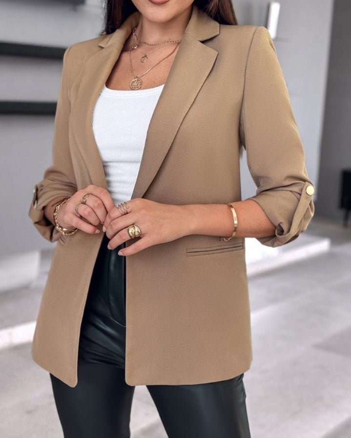Premièrement : Ajoutez une touche de sophistication et de modernité à votre garde-robe avec ce Manteau blazer à col cranté et manches retroussés femme