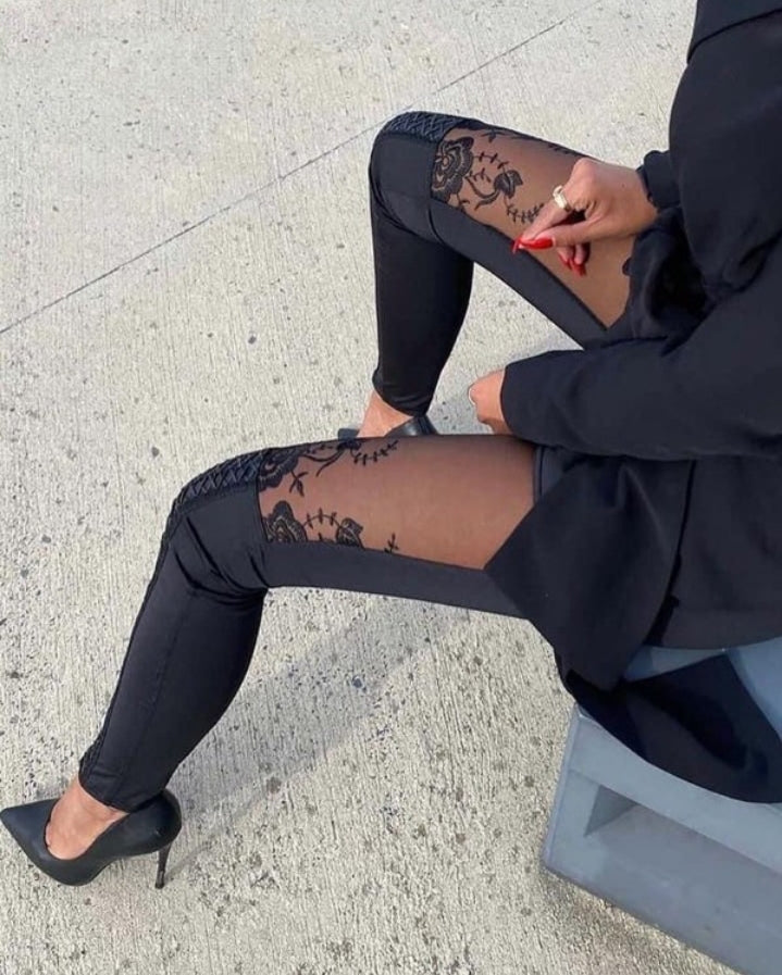 Premièrement : Ce Pantalon skinny en maille transparente avec patch brodé en dentelle Femme.