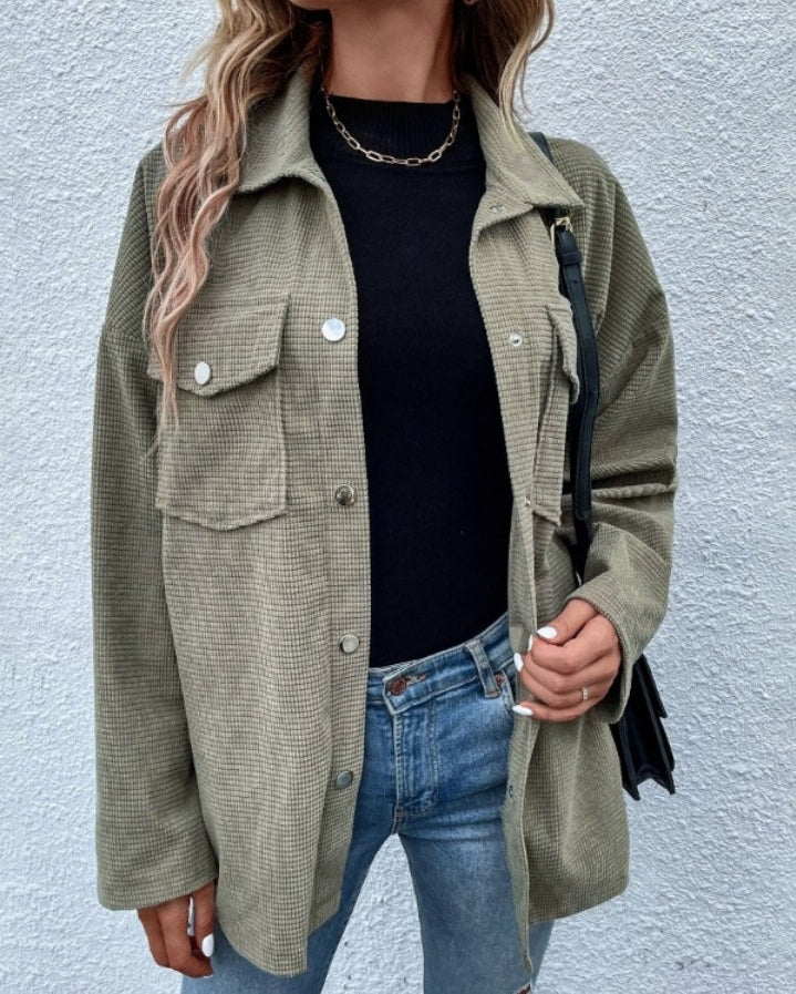 Premièrement : Offrez-vous un style à la fois chic et cosy avec ce Manteau ample en tricot gaufré à manches longues et col rabattu avec poches Femme 