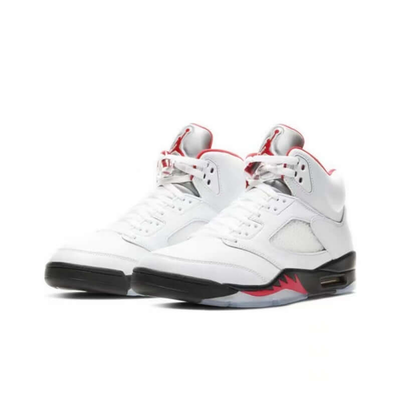 Premièrement, les baskets Air Jordan 5 Femme incarnent un mélange parfait de style audacieux et de performance exceptionnelle.