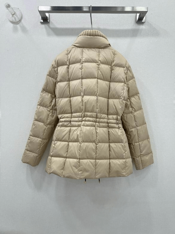 Premièrement : Les doudounes Moncler Femme, ainsi que les manteau Moncler Femme, incarnent un style et un raffinement incomparables.