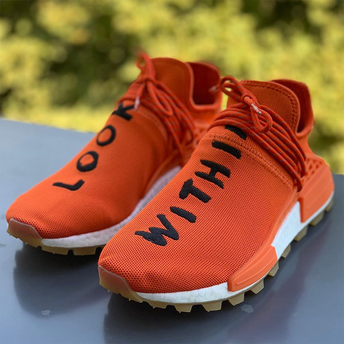 les baskets Adidas Human Race NMD x Pharrell Yellow " Femme  sont un témoignage de l'engagement d'Adidas à combiner style et innovation.