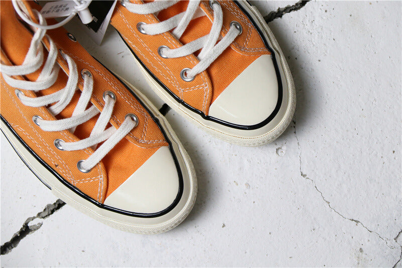 Premièrement : Les baskets Converse Femme se distinguent par leur design iconique et leur esthétique vintage.