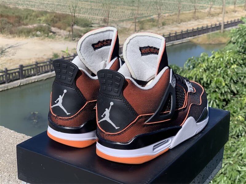 Premièrement : Les baskets Air Jordan 4 Femme se distinguent par leur design iconique et leur capacité à allier style et fonctionnalité.