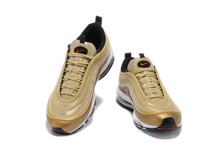 Premièrement, les baskets Nike Air Max 97 Femme incarnent un design emblématique et audacieux.

Inspirées des lignes fluides des trains à grande vitesse japonais.