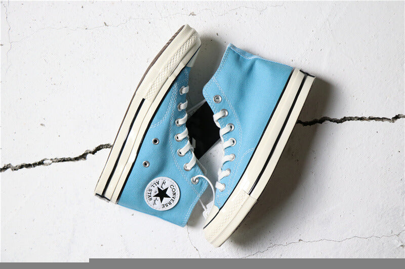 Premièrement : Les baskets Converse Femme se distinguent par leur design iconique et leur esthétique vintage.