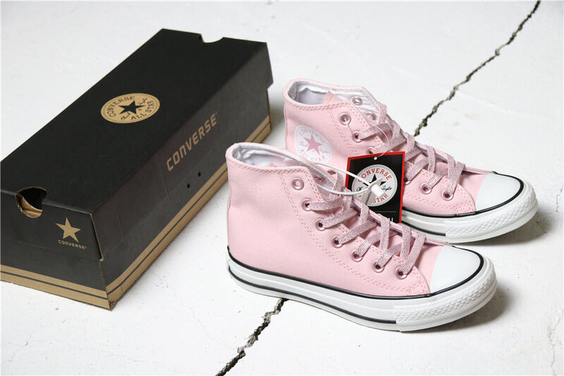 Premièrement : Les baskets Converse Femme se distinguent par leur design iconique et leur esthétique vintage.