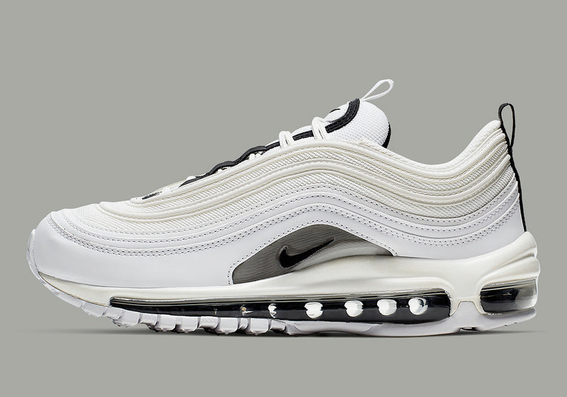 Premièrement, les baskets Nike Air Max 97 Femme incarnent un design emblématique et audacieux.

Inspirées des lignes fluides des trains à grande vitesse japonais.