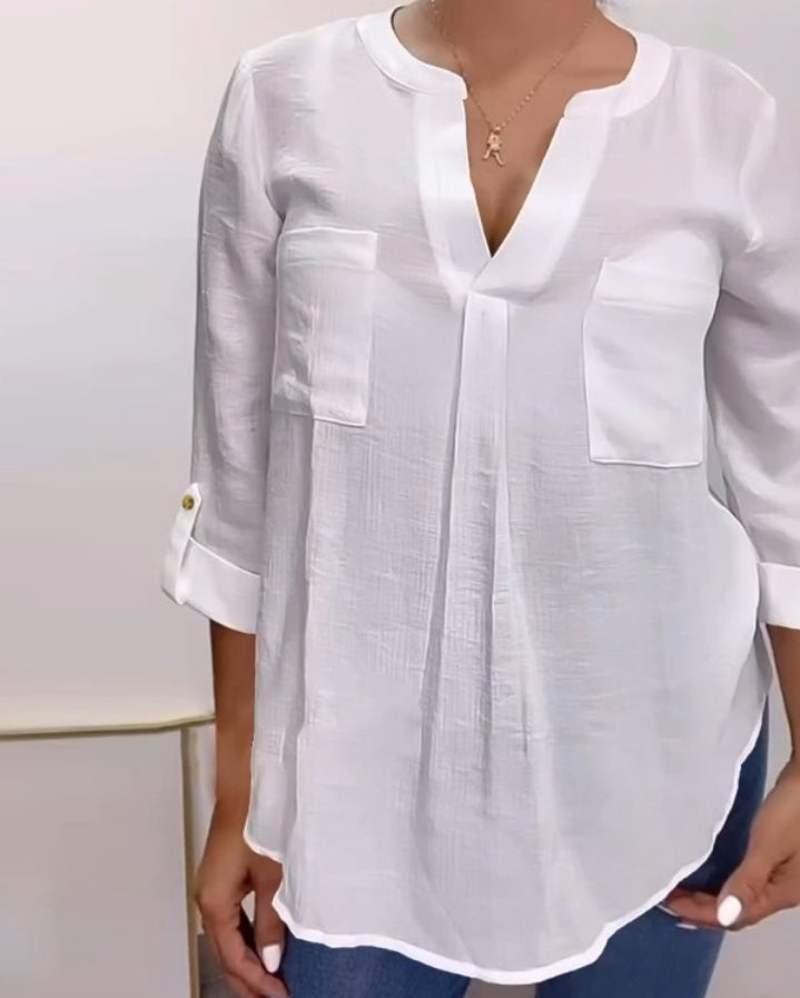 Premièrement : Alliez confort et élégance au quotidien avec ce Chemisier décontractée à col en V , manches retroussés, boutonnée sur le dos , avec poches Femme.