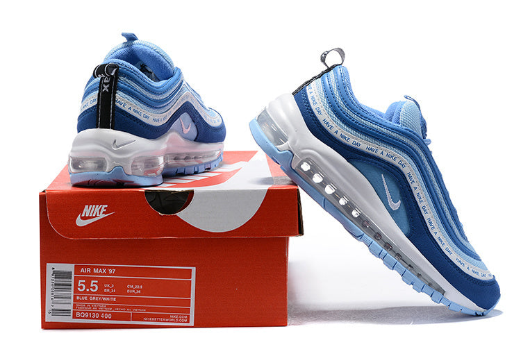 Premièrement, les baskets Nike Air Max 97 Femme incarnent un design emblématique et audacieux.

Inspirées des lignes fluides des trains à grande vitesse japonais.