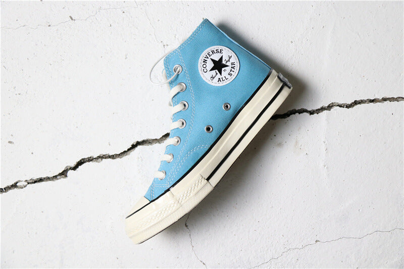 Premièrement : Les baskets Converse Femme se distinguent par leur design iconique et leur esthétique vintage.