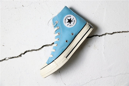 Premièrement : Les baskets Converse Femme se distinguent par leur design iconique et leur esthétique vintage.