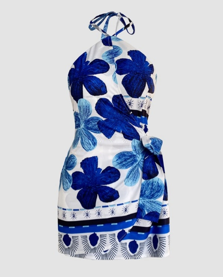 Premièrement : Laissez-vous séduire par cette combinaisonCombinaison une pièce à imprimé floral , col licou , ceinture nouée, avec jupe femme.