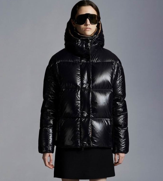 Premièrement : Les doudounes Moncler Femme, ainsi que les manteau Moncler Femme, incarnent un style et un raffinement incomparables.