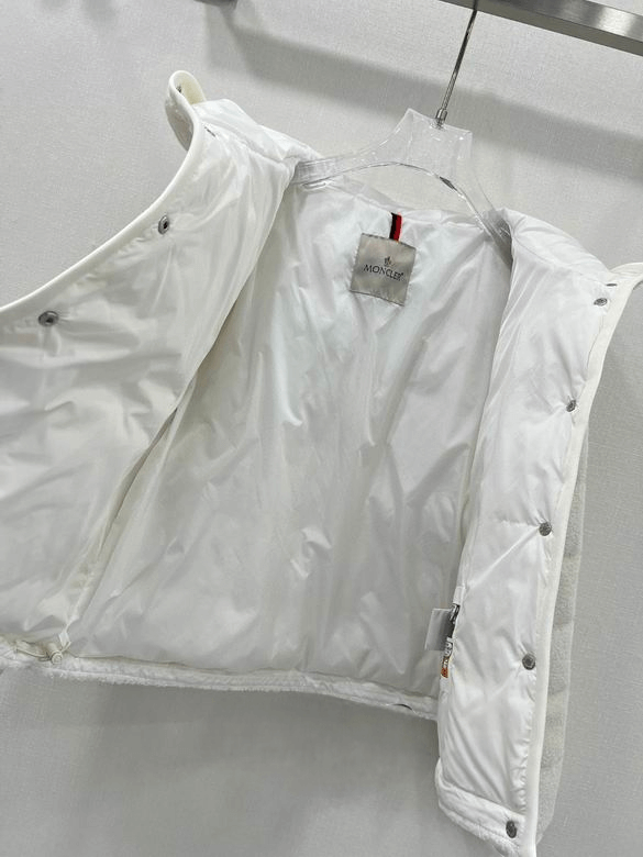 Premièrement : Les doudounes Moncler Femme, ainsi que les manteau Moncler Femme, incarnent un style et un raffinement incomparables.