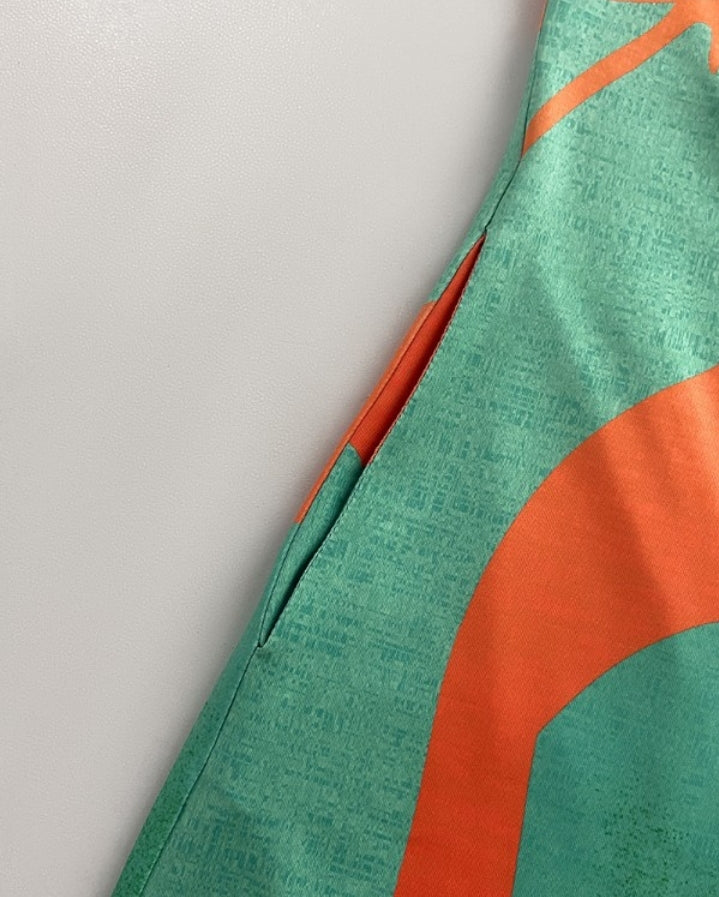 Premièrement : Apportez une touche de fraîcheur et de féminité à votre garde-robe avec cette Combinaison à imprimé floral, col en V, bretelles à lacets , style décontracté avec poches Femme.