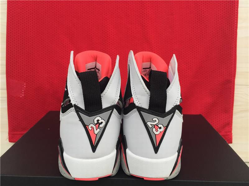 Premièrement, les baskets Air Jordan 7 Femme se distinguent par leur design iconique et leur confort exceptionnel.