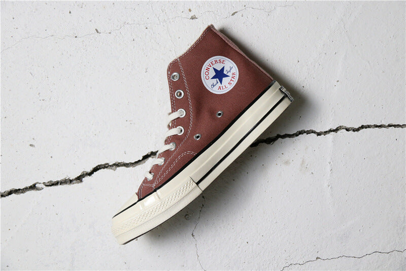 Premièrement : Les baskets Converse Femme se distinguent par leur design iconique et leur esthétique vintage.