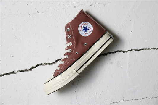 Premièrement : Les baskets Converse Femme se distinguent par leur design iconique et leur esthétique vintage.