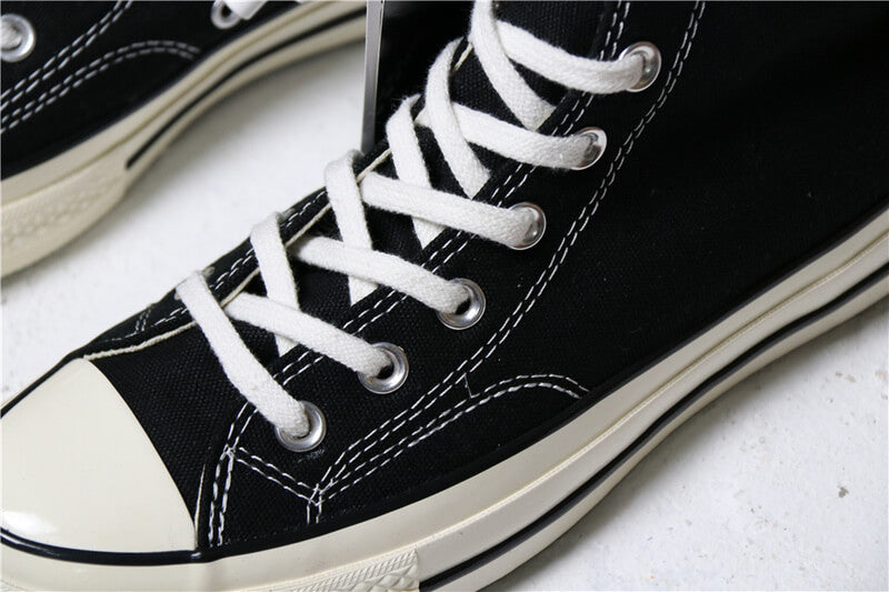 Premièrement : Les baskets Converse Femme se distinguent par leur design iconique et leur esthétique vintage.