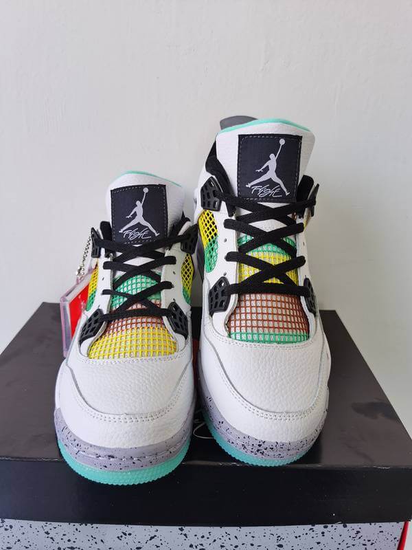 Premièrement : Les baskets Air Jordan 4 Femme se distinguent par leur design iconique et leur capacité à allier style et fonctionnalité.