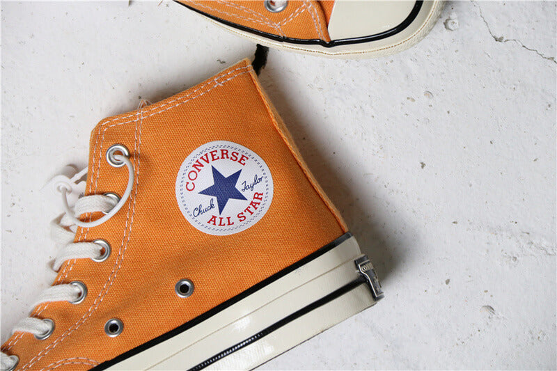 Premièrement : Les baskets Converse Femme se distinguent par leur design iconique et leur esthétique vintage.