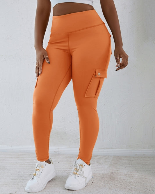 Premièrement : Ce Legging de motard taille haute avec poches à rabat pour soulever les fesses.