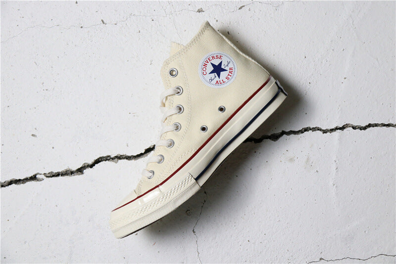 Premièrement : Les baskets Converse Femme se distinguent par leur design iconique et leur esthétique vintage.