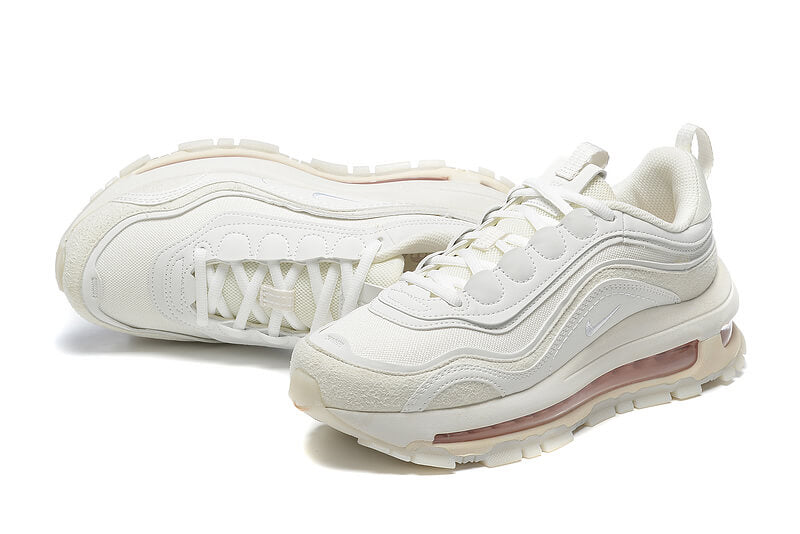 Premièrement, les baskets Nike Air Max 97 Femme incarnent un design emblématique et audacieux.

Inspirées des lignes fluides des trains à grande vitesse japonais.