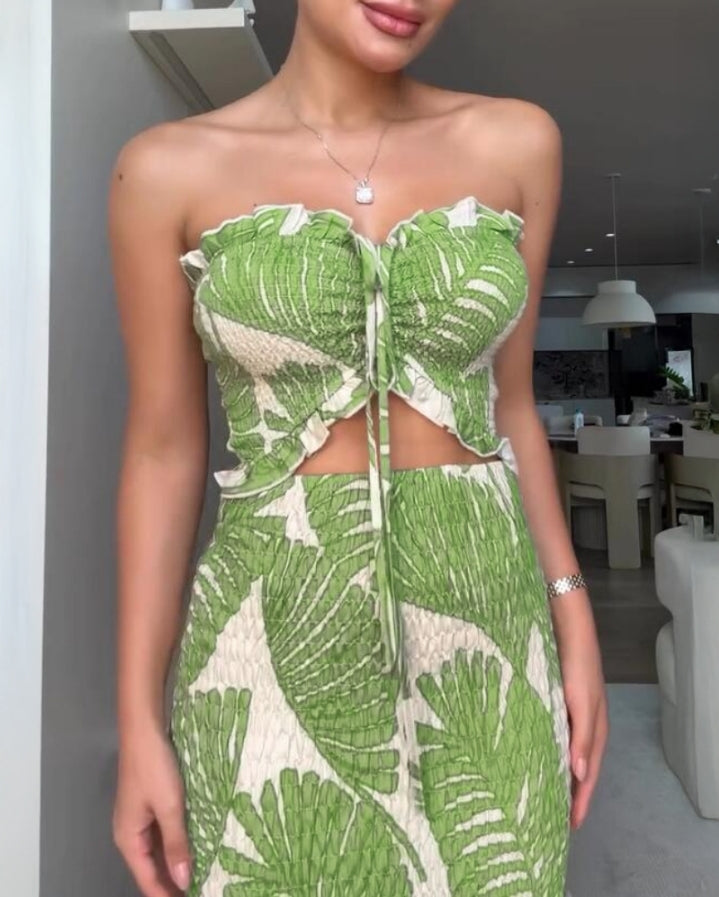 Premièrement : Cette Robe de vacances bandeau à imprimé tropical avec cordon de serrage , froncée et volantée , taille cintrée, coupe ajustée, ourlet à volants, robe sirène femme .