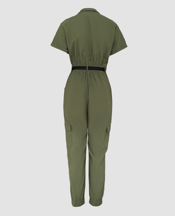 Premièrement : Adoptez un look décontracté et tendance avec cette Combinaison à col rabattu, manches courtes, fermeture éclair sur le devant, revers, design décontracté avec poches barboteuse cargo Femme 
